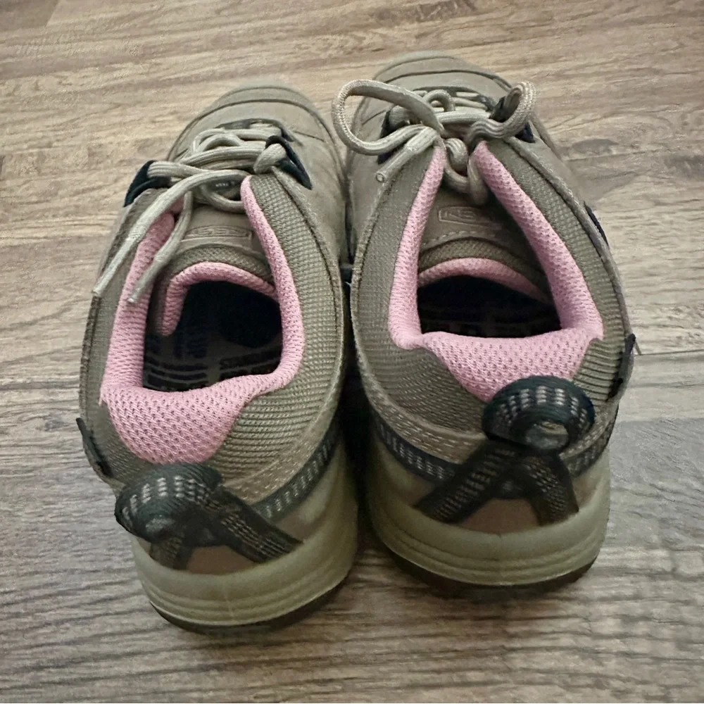 Keen Women's Taupe Hiking Shoe with Pink Lining